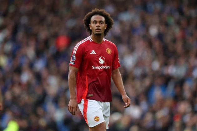 Tiếp Liverpool, Neville thúc giục Ten Hag trao cơ hội cho Zirkzee