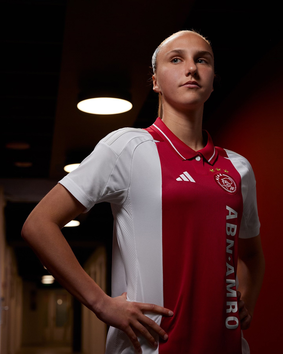 Áo đấu sân nhà Ajax cho mùa giải 2024-25