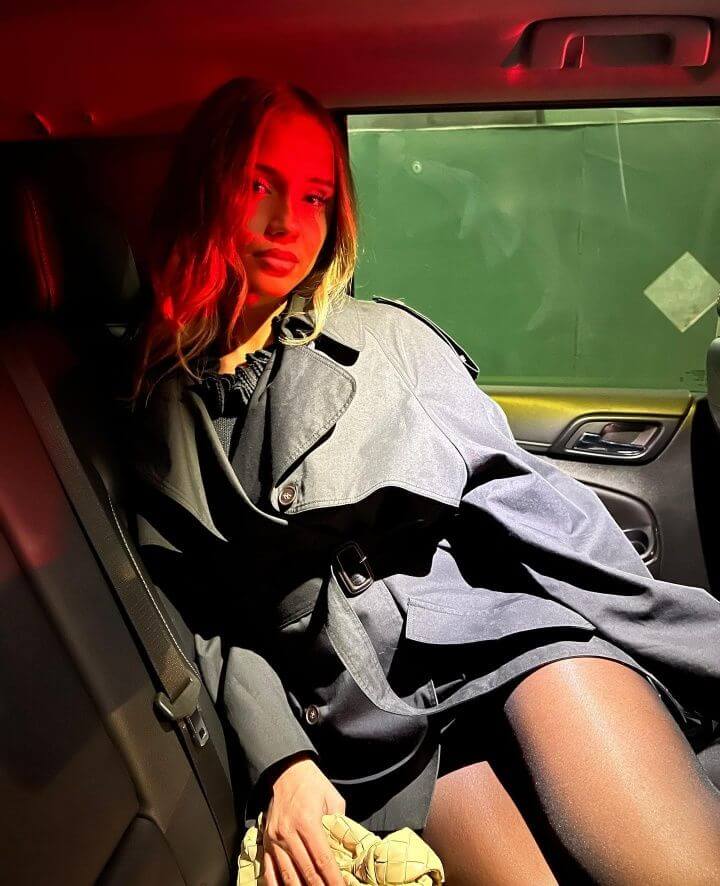 2m16 và 1m70! Holmgren công khai tình cảm, bạn gái hiện tại là tình cũ của tiền vệ Elliott bên Aston Villa