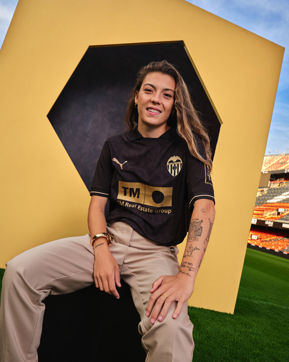 Áo đấu sân khách Valencia cho mùa giải 2024-25