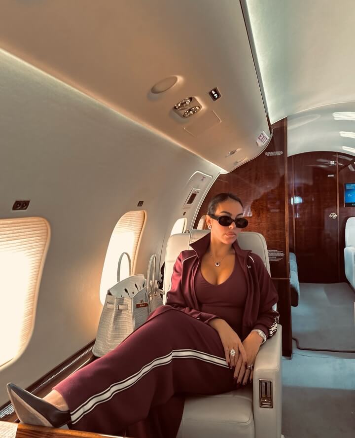 Show xã hội: bạn gái của Hummels sải bước trên sàn catwalk với bộ đồ lót gợi cảm, Kaká và Beckham chụp ảnh cùng nhau