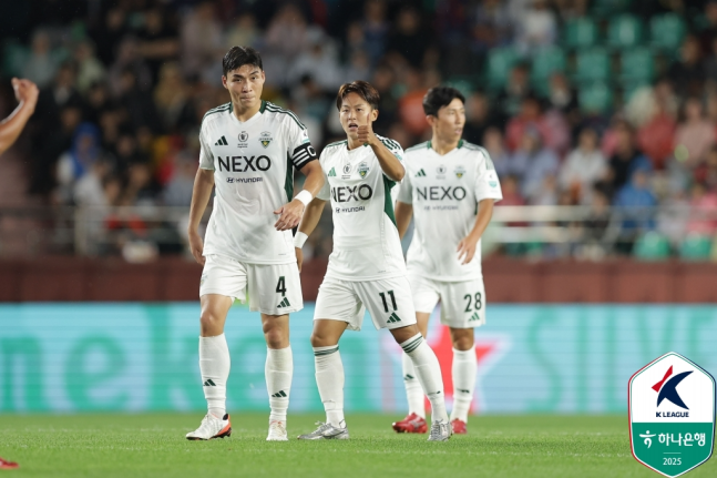 전북, 기성용 데뷔전 포항에 3-2 극적 역전승...18경기 무패행진