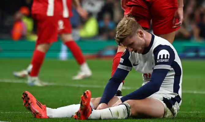 Richarlison's Penalty Secures Tottenham's Continued Success in Europa League