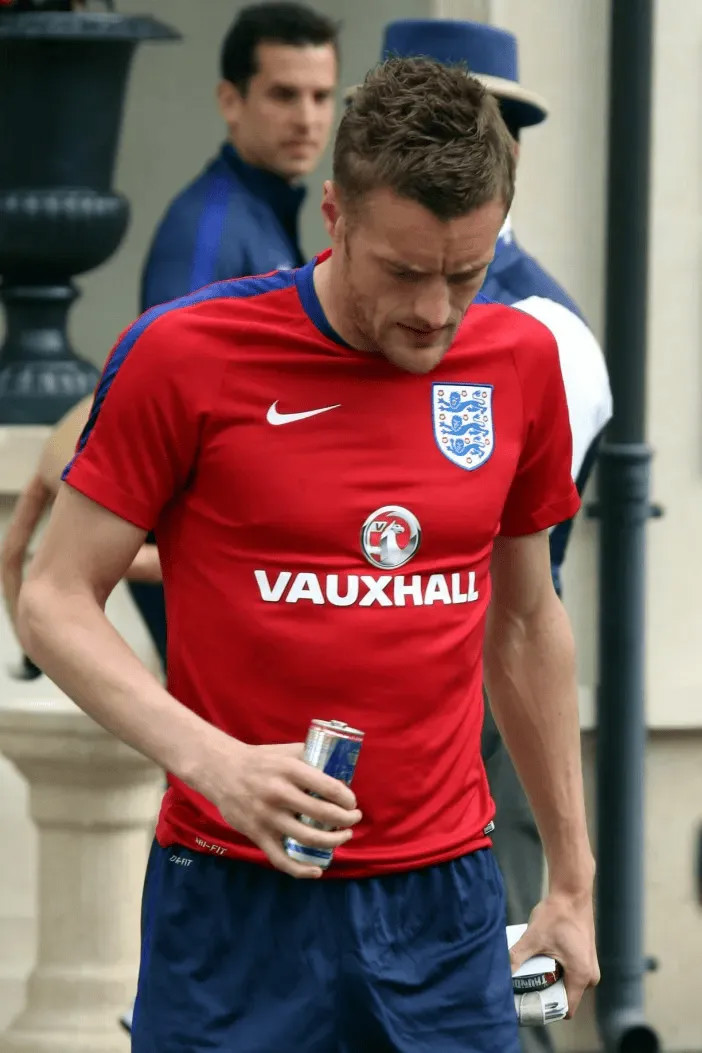 Vardy uống ba lon Red Bull và một tách cà phê trước trận đấu, có buồng áp lạnh trong nhà để khôi phục cơ thể