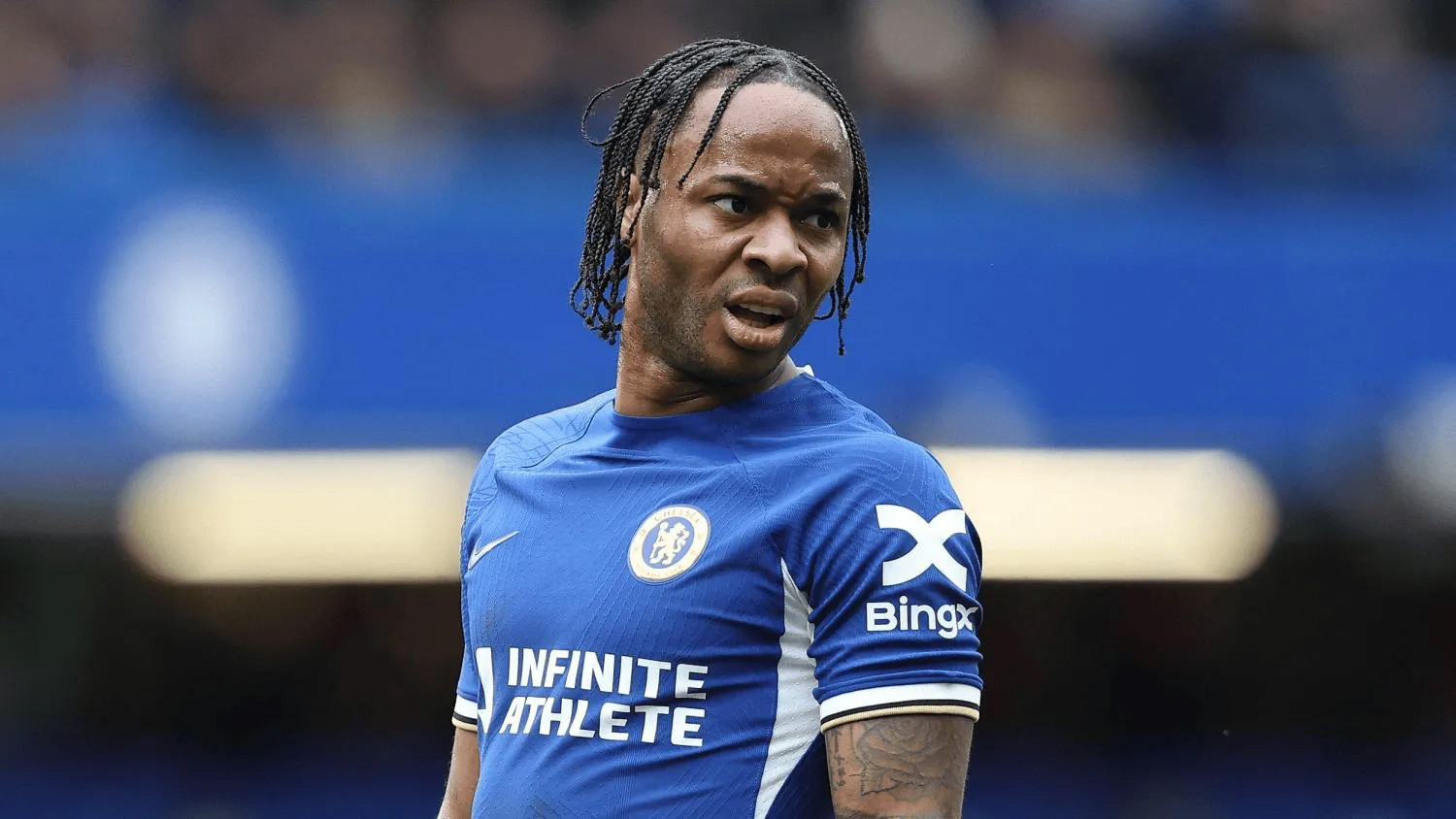 Sterling tập luyện ở nhà từ thứ Sáu tuần trước và muốn ở lại Premier League