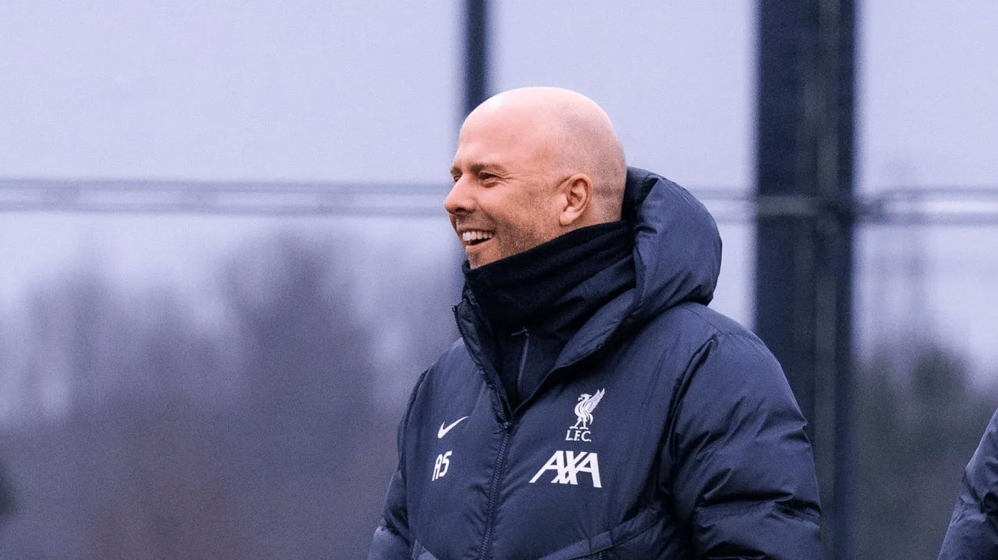 ​Chính thức: HLV Slot và trợ lý đều bị truất quyền thi đấu, Liverpool không tổ chức họp báo sau trận