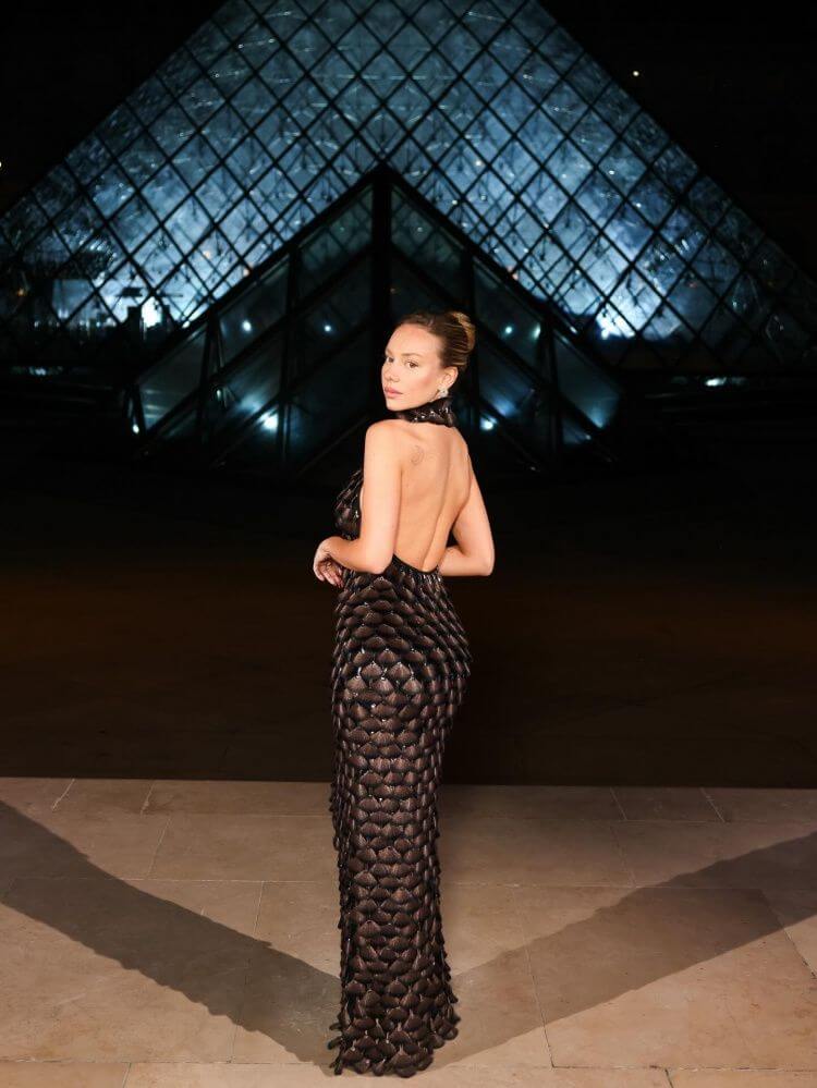 Báo The Sun giới thiệu bạn gái tin đồn của Mbappé : hot girl kiêm diễn viên, từng vướng nghi vấn với Vinícius