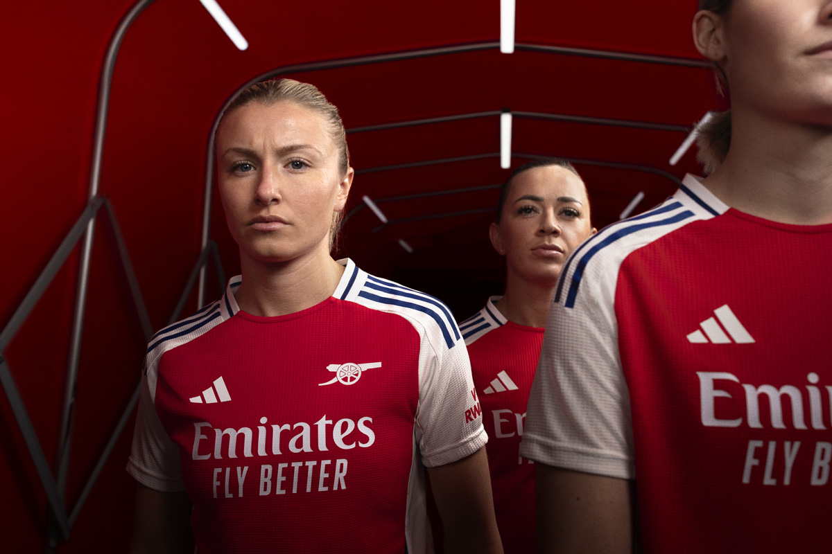 Áo thi đấu sân nhà của Arsenal cho mùa giải 2024-25