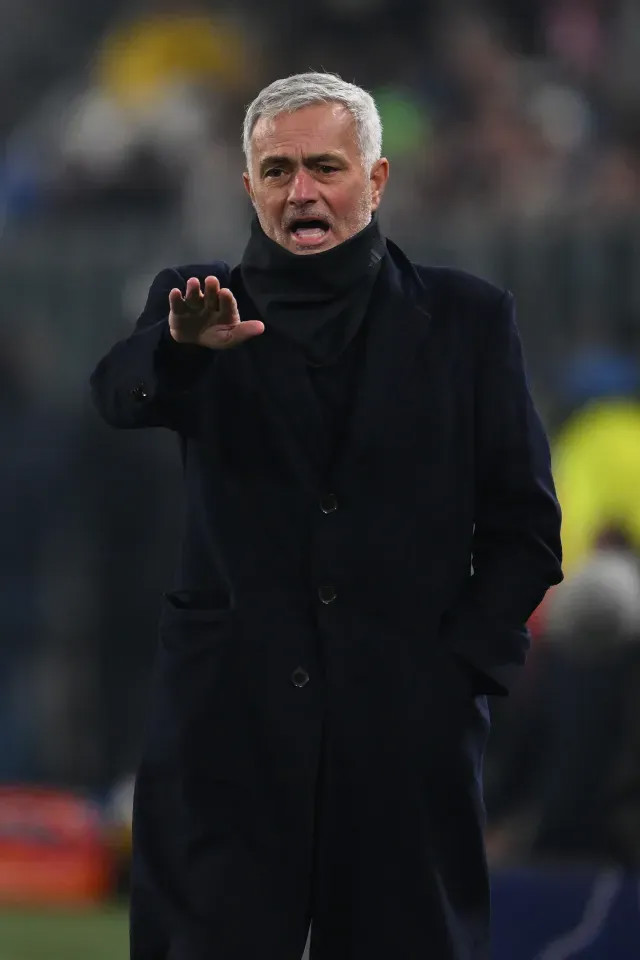 CĐV Benfica phẫn nộ vì thành tích kém, bao vây trung tâm huấn luyện