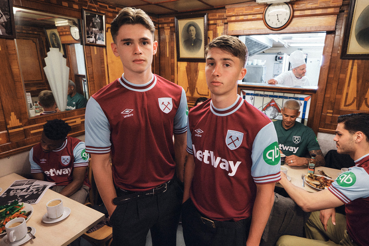 Áo đấu sân nhà của West Ham United cho mùa giải 2024-25