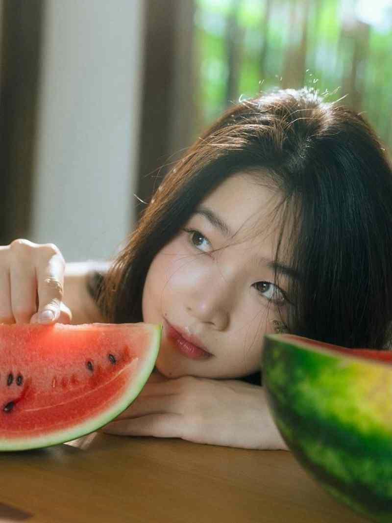 ฝน ศนันธฉัตร ใส่ชุดสายเดี่ยวลูกไม้ สาดลุคกินแตงโมแบบละมุน
