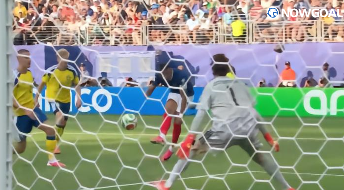 France secured a 3–0 victory over Sweden to advance to the Round of 16