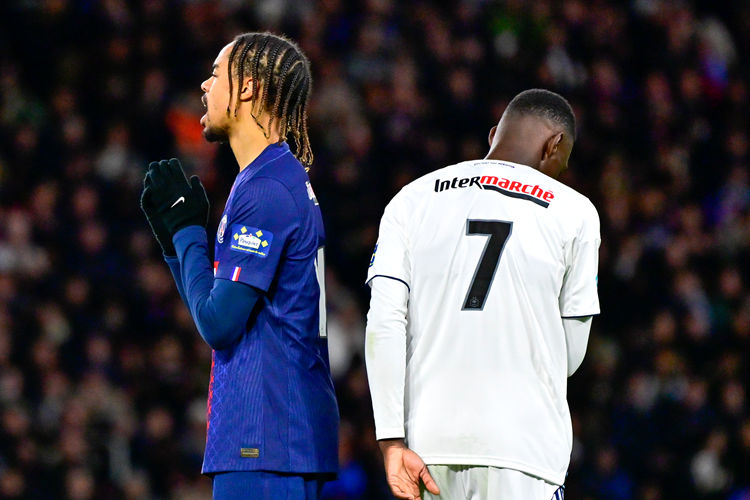 Sự sa sút đến hơi nhanh! PSG từ 'vua cúp' năm ngoái giờ thảm bại ở Cúp Quốc gia, xếp thứ 2 Ligue 1 giữa mùa