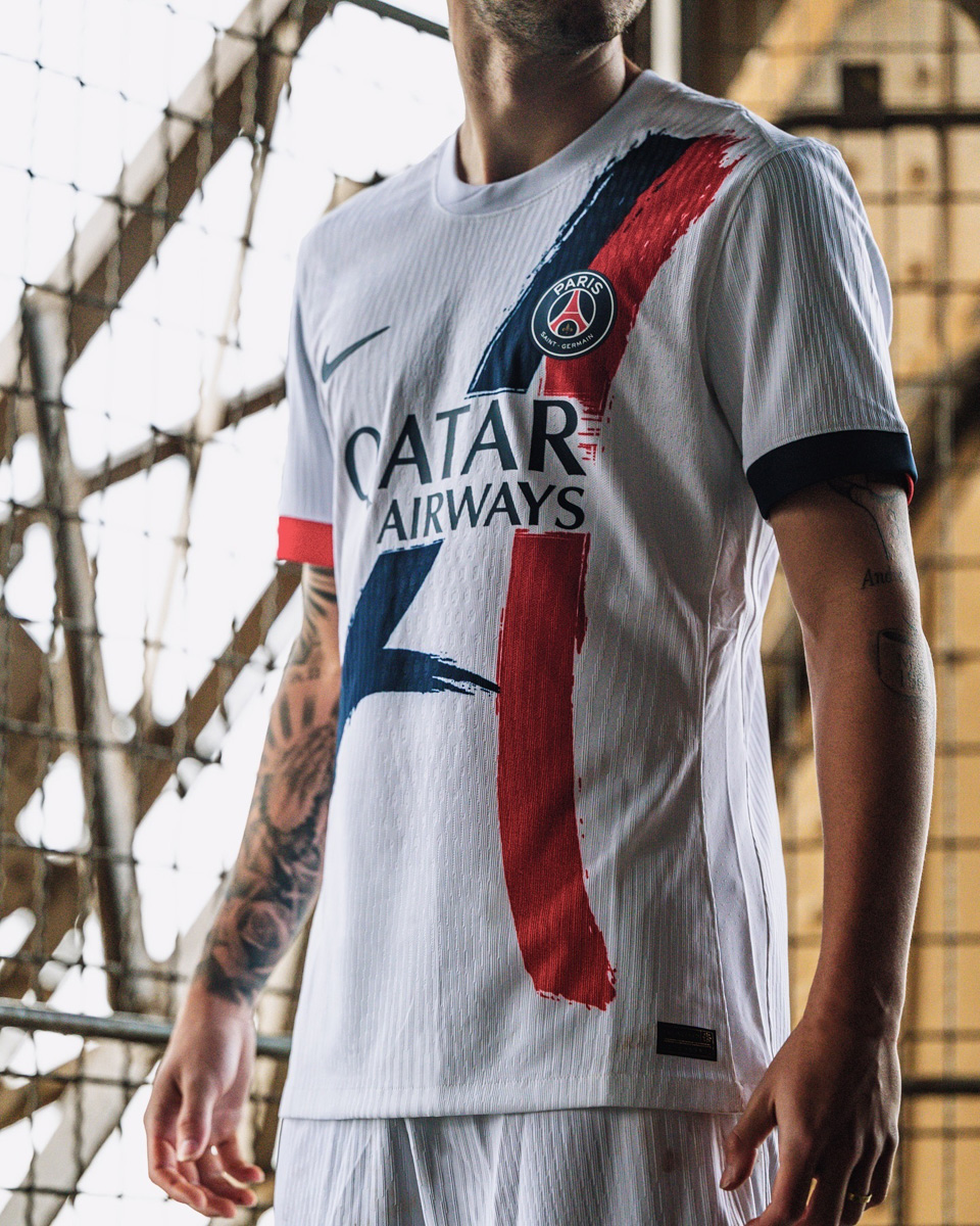 Áo đấu sân khách của Paris Saint-Germain cho mùa giải 2024-25