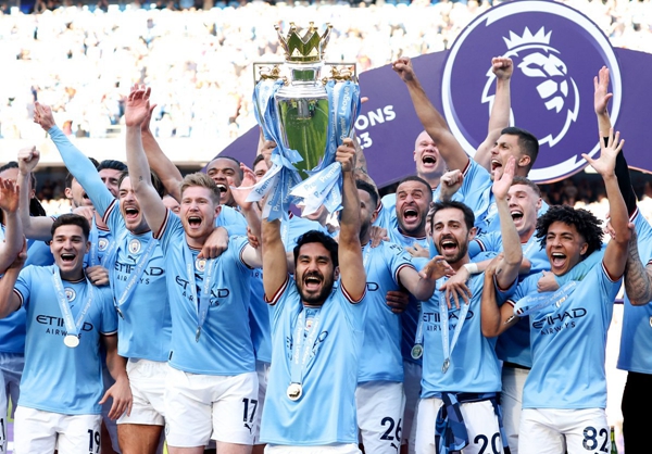 Manchester City 2-1 Manchester United to win the double crown