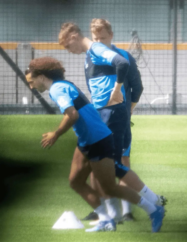 The Sun: Palmer và Cucurella đã trở lại tập luyện, toàn đội sẽ về nhà trong tuần này
