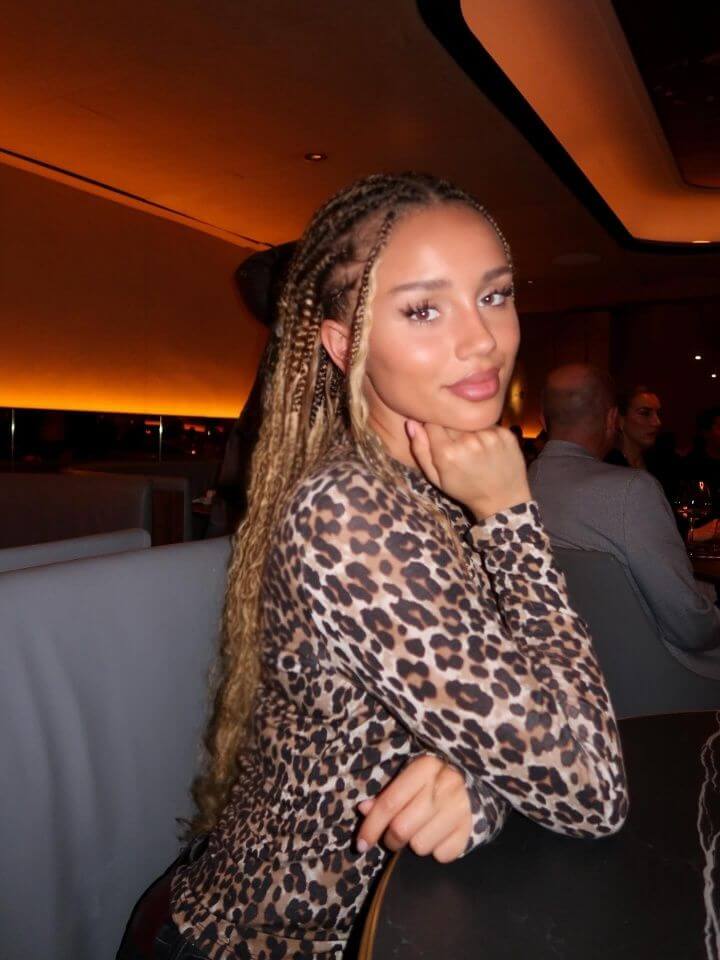 2m16 và 1m70! Holmgren công khai tình cảm, bạn gái hiện tại là tình cũ của tiền vệ Elliott bên Aston Villa