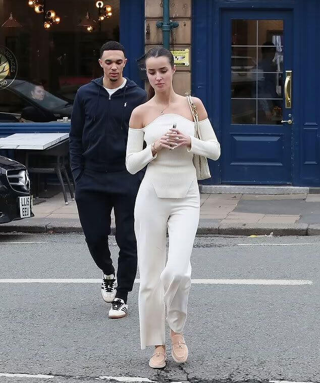 The Post: Arnold chia tay bạn gái sau 18 tháng, vẫn giữ quan hệ bạn bè