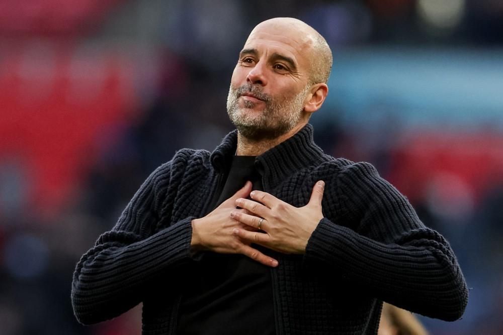 Pep Guardiola phản ứng bất ngờ khi được yêu cầu ở lại Man City