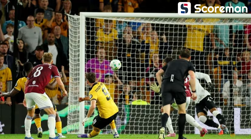 ‘캡틴 변신’ 황희찬, 아쉬운 PK 실축... 팀은 리그컵서 승리