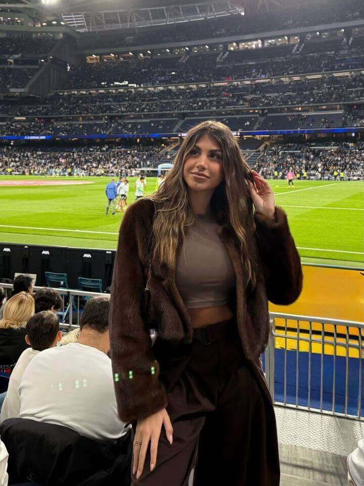 Drama Betis: Tiền vệ Deossa ngồi dự bị 4 trận liền, nghi liên quan tin đồn tình cảm với con gái huyền thoại Joaquín