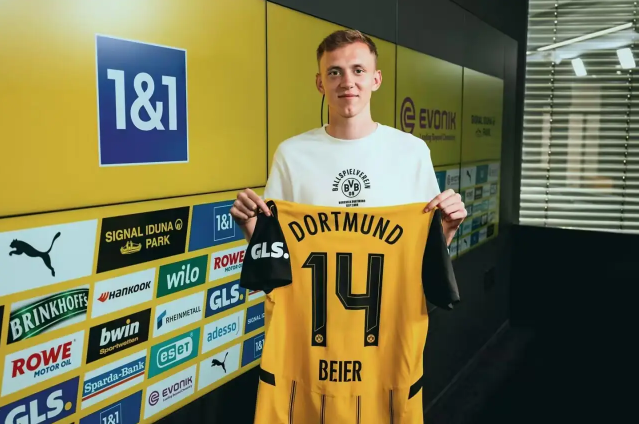 Dortmund ký hợp đồng với tiền đạo 21 tuổi có thời hạn đến năm 2029