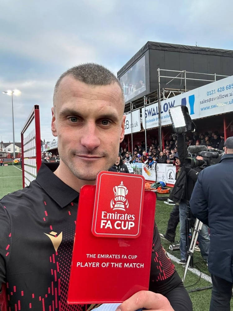 Cầu thủ bán thời gian được bầu chọn là cầu thủ xuất sắc nhất trận đấu FA Cup với tỷ số 0-3 trước Tottenham