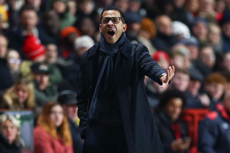 Thua đậm Man City 0-3, HLV Rosenior: “Bất kỳ đội nào cũng sẽ nhớ Enzo, tôi mong cậu ấy trở lại”