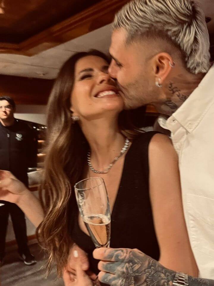 ​​Hạnh phúc quá 🥰 Icardi tổ chức tiệc sinh nhật cho vị hôn thê, khóa môi ngọt ngào trên du thuyền sang trọng