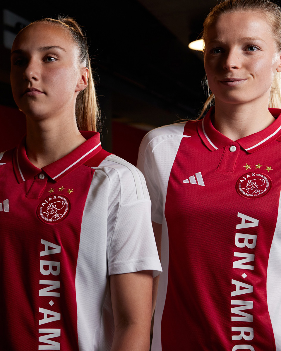 Áo đấu sân nhà Ajax cho mùa giải 2024-25