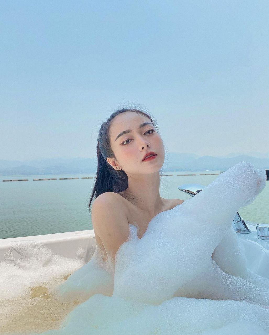 อื้อหือ.. น้องเอื้อย ส่งภาพเด็ด ลงอ่างตีฟอง โชว์ความขาวเต็มตา มุมข้างคือสุด !