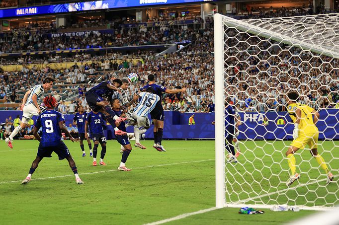 Argentina lại vươn lên dẫn trước, 3-2! Quả phạt góc của Messi được Romero đánh đầu vào lưới nhà, dẫn đến một bàn phản lưới nh