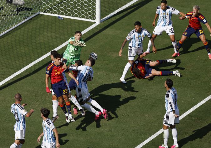 Dibu Martinez 11 pha cứu thua, Argentina trở thành đội đầu tiên không có cú sút nào trong 90 phút chung kết