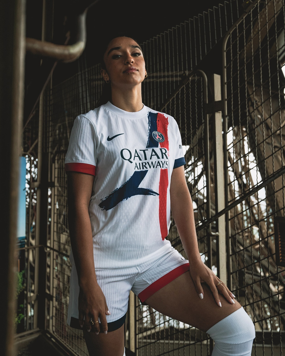 Áo đấu sân khách của Paris Saint-Germain cho mùa giải 2024-25