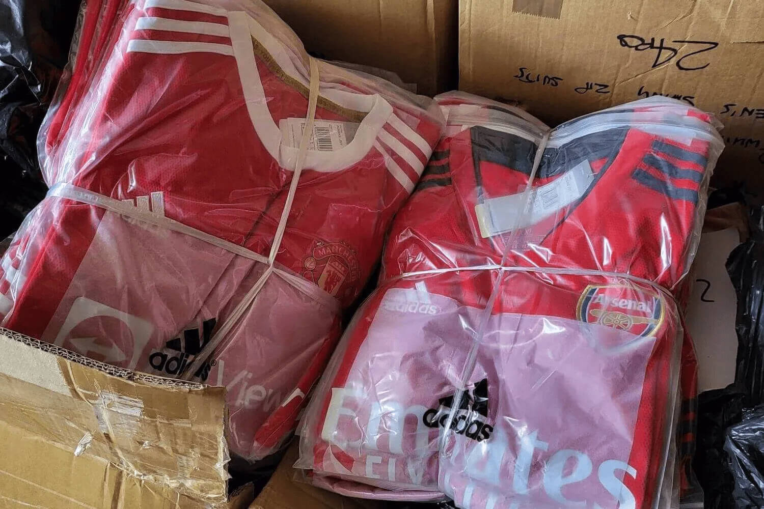 Cảnh sát Anh điều tra áo đấu giả, người hâm mộ phàn nàn giá áo đấu quá đắt