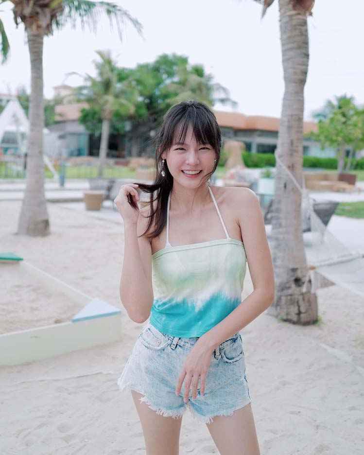 แพทตี้ อังศุมาลิน แจกความสดใส สวมชุดเกาะอก สาดออร่าริมทะเล สวยสะกด สะดุดทุกสายตา