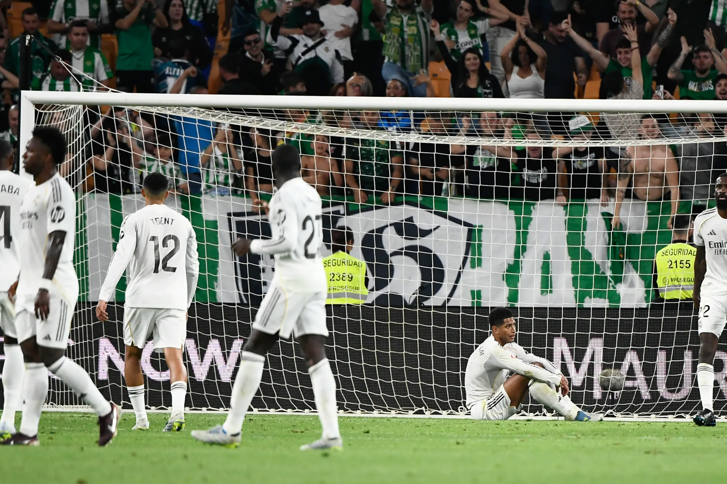 Real Betis gỡ hòa Real Madrid ở phút cuối, Barcelona có thể vô địch sớm nhất vào tuần sau