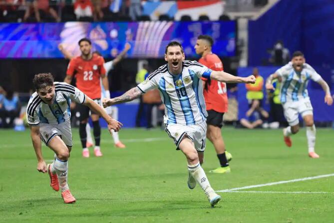 Argentina Complete Stunning Comeback to Beat Egypt 3-2! — Messi Misses Penalty but Redeems Himself With Assist and Goal, Enzo Fernández Nets 92nd-Minute Winner