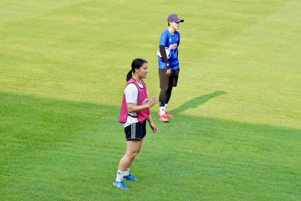 Cầu thủ Việt kiều Séc xuất hiện ở buổi tập đầu tiên của ĐT Việt Nam