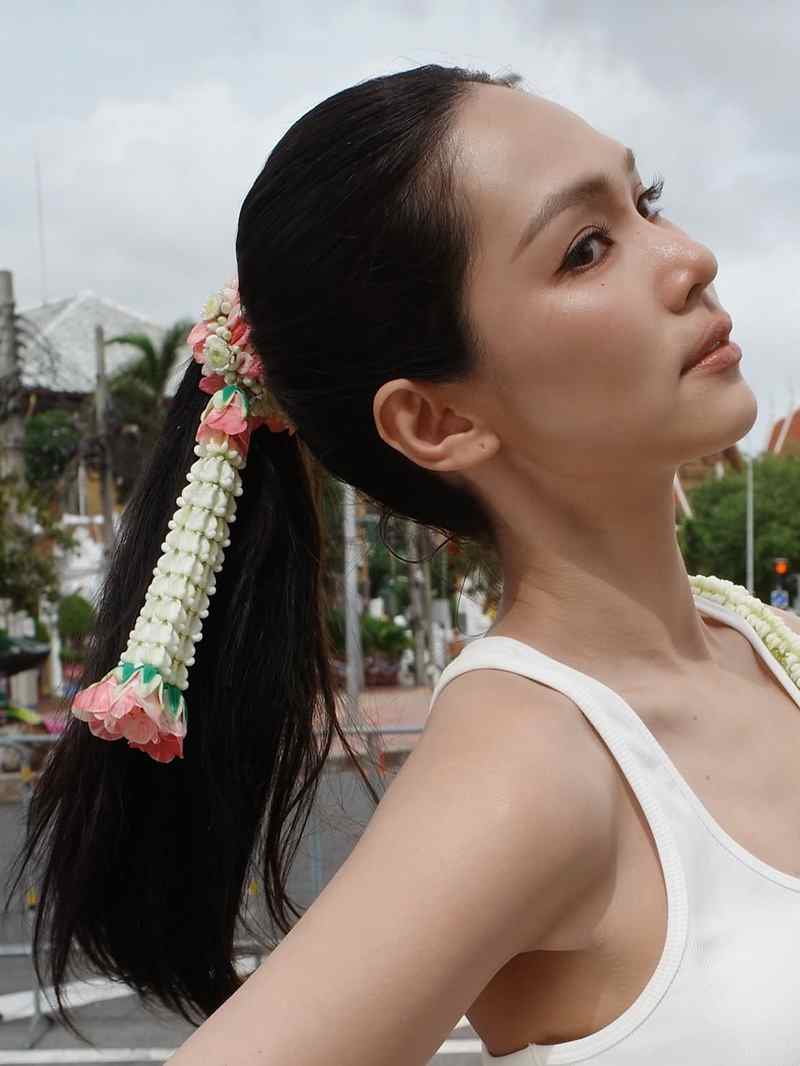 บิ๊นท์ สิรีธร กับแฟชั่นพวงมาลัยรัดเกล้า สวยฉ่ำละลายใจชาวเน็ต