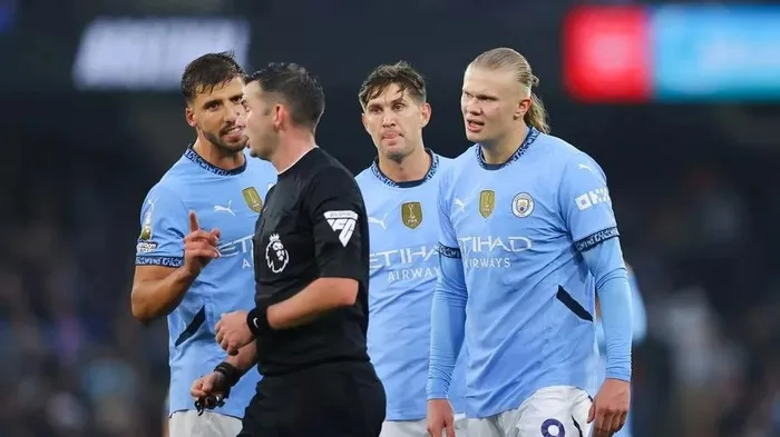 Premier League ra phán quyết về trọng tài Michael Oliver và Anthony Taylor