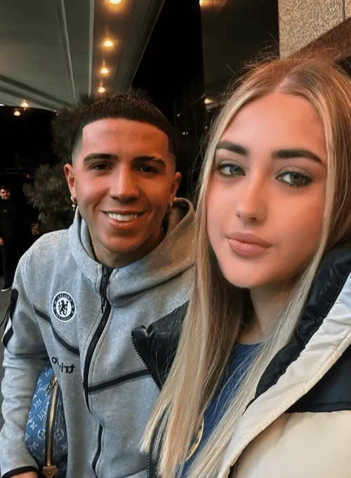 Có tin cho biết Enzo Fernández đã quay lại với bạn gái cũ, cũng có tin cho biết người thứ ba là một người mẫu