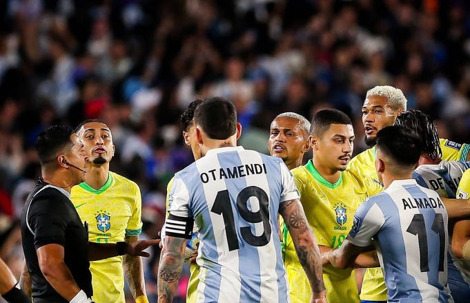 Brazil bị thủng lưới 4 bàn lần đầu tiên ở vòng loại World Cup, đã 16 năm không thắng Argentina trên sân khách