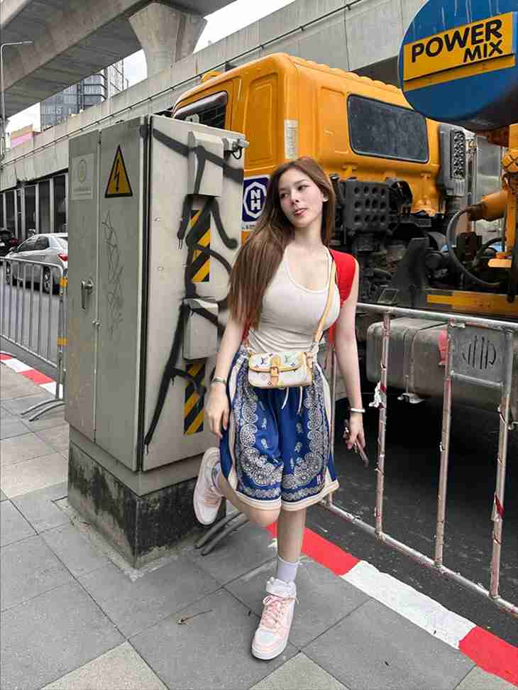 น้องรวงข้าว เผยแฟชั่นไปเที่ยวแบบสวยแซ่บ ด้วยเสื้อกล้ามสีขาว ทำเอาหนุ่ม ๆ มองไม่ละสายตา