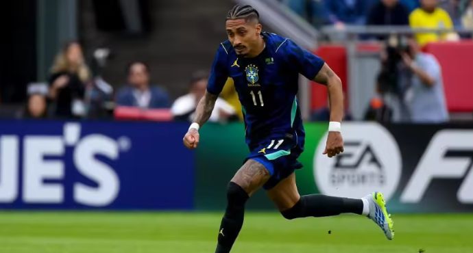 Barcelona Concerned as Raphinha Suffers Injury Scare on International Duty