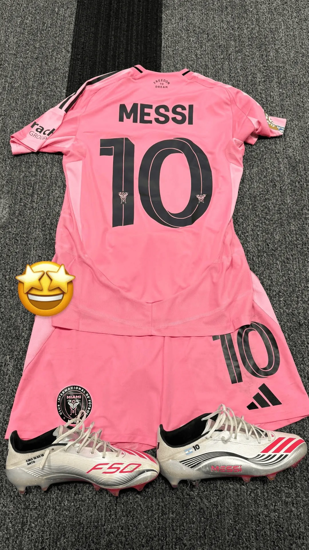 Dembele đổi được trọn bộ trang bị thi đấu của Messi, cùng áo đấu của Suárez và Alba