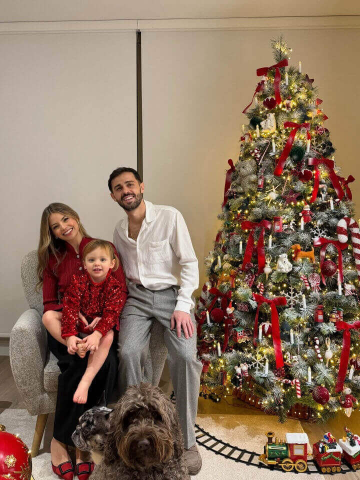 Không khí Giáng Sinh đỏ rực! Các cầu thủ khoe ảnh gia đình dịp Giáng Sinh