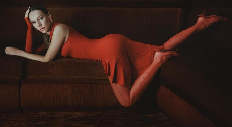 Báo The Sun giới thiệu bạn gái tin đồn của Mbappé : hot girl kiêm diễn viên, từng vướng nghi vấn với Vinícius