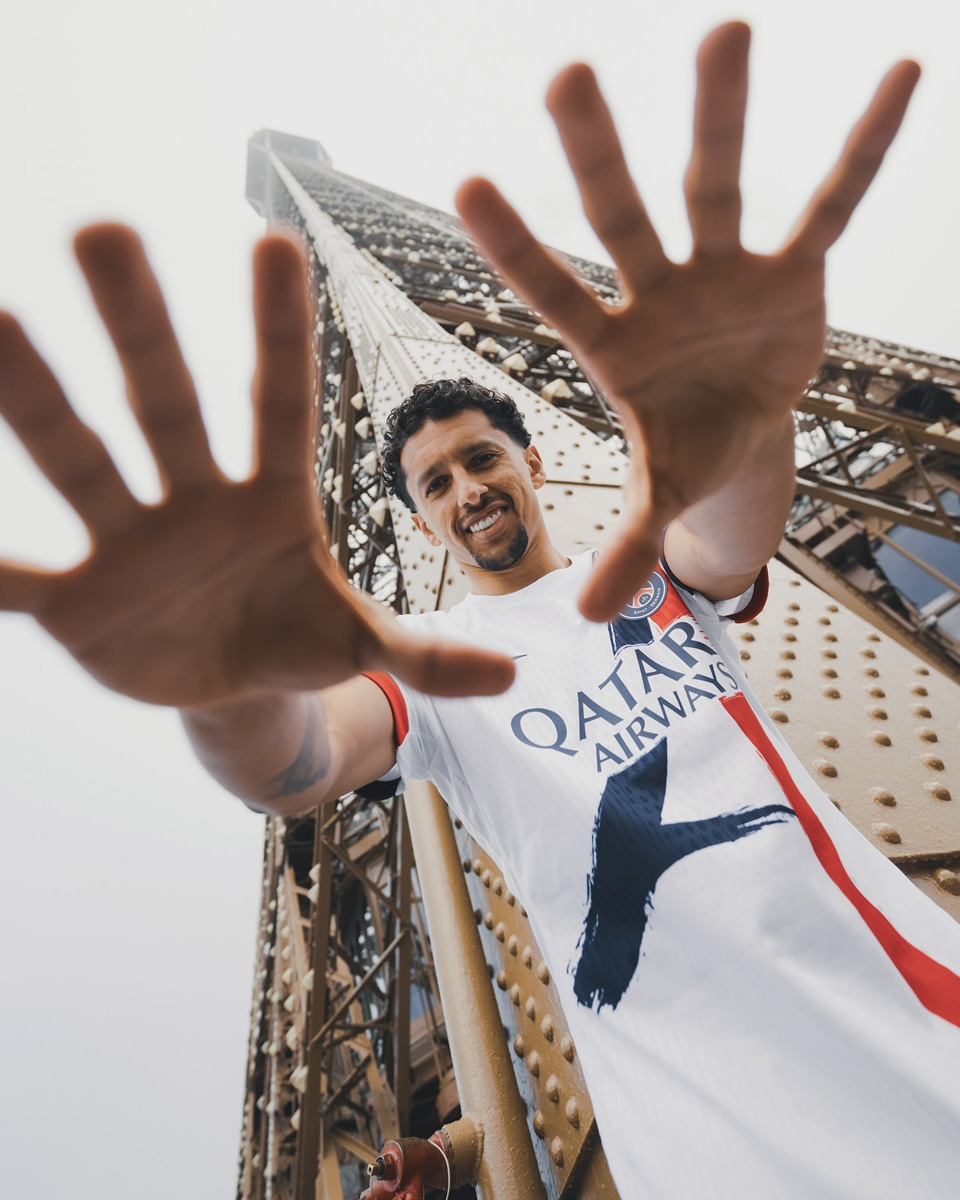 Áo đấu sân khách của Paris Saint-Germain cho mùa giải 2024-25
