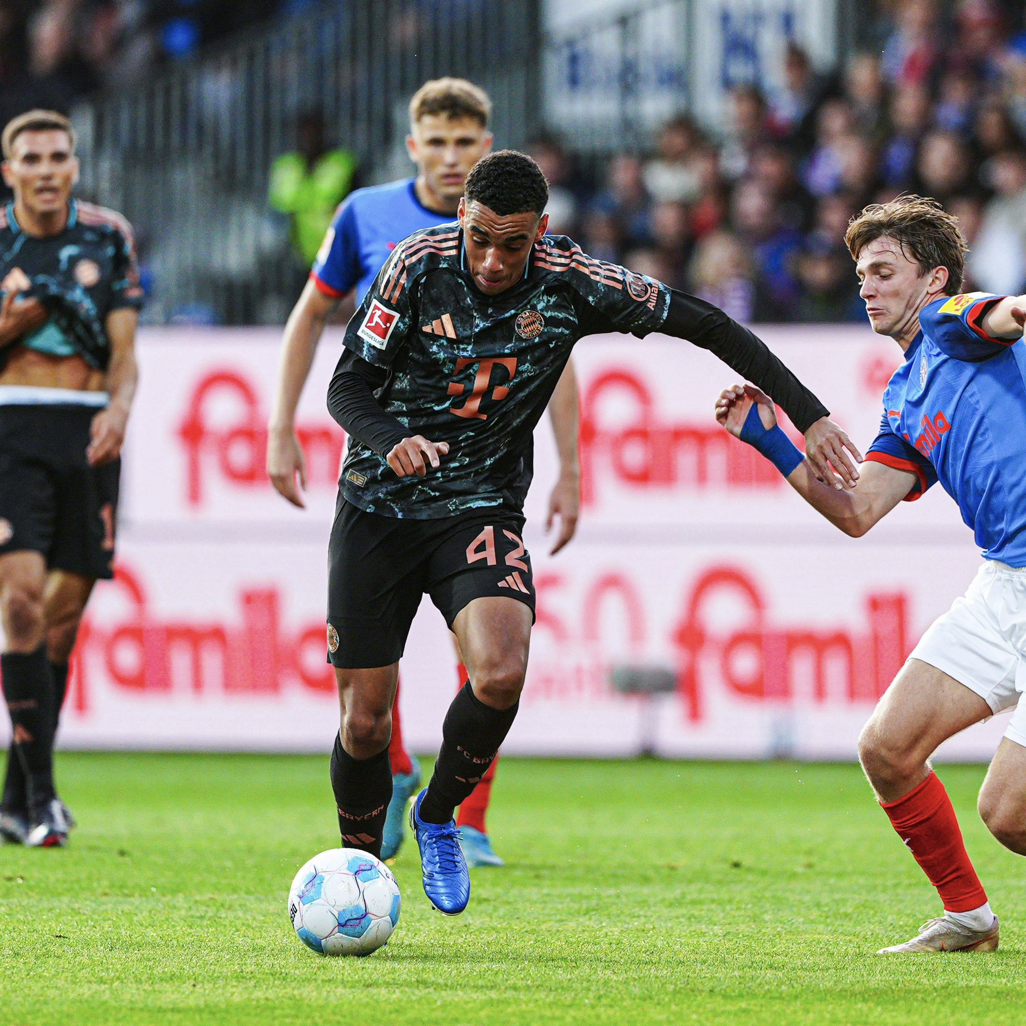 Kết quả VĐQG Đức: Holstein Kiel 1-6 Bayern Munich, Harry Kane lập cú hat-trick